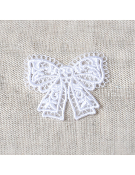 Ecusson thermocollant, dentelle blanche, nœud