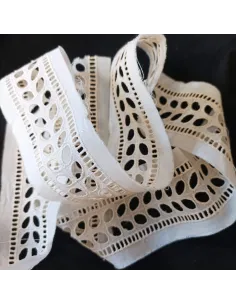 Ruban écru broderie anglaise