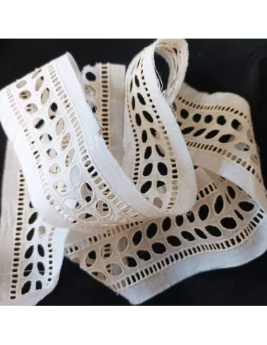 Ruban écru broderie anglaise