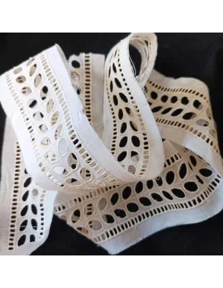 Ruban écru broderie anglaise