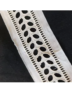 Ruban écru broderie anglaise 2