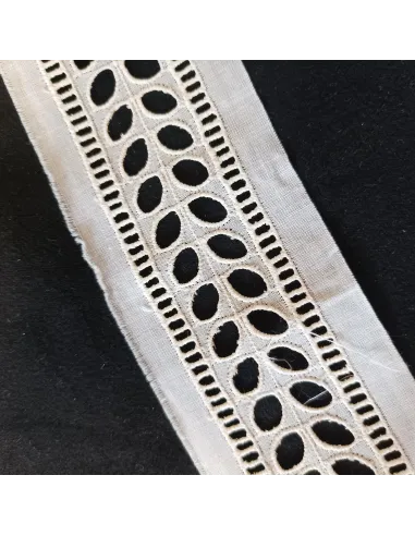 Ruban écru broderie anglaise