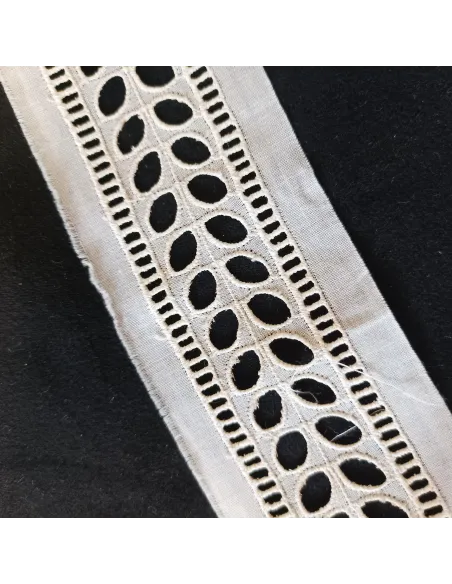 Ruban écru broderie anglaise