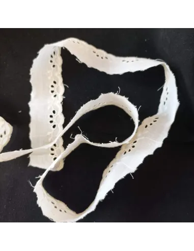 Ruban écru broderie anglaise