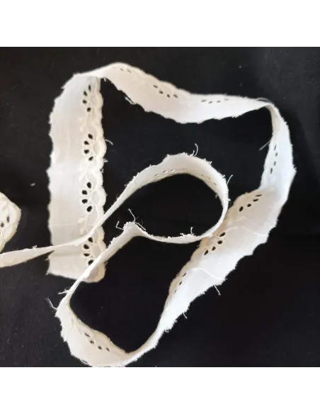 Ruban écru broderie anglaise