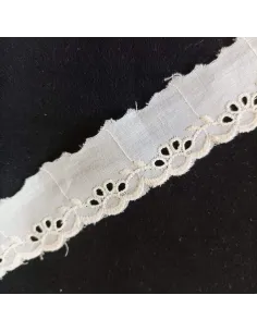 Ruban écru broderie anglaise 2
