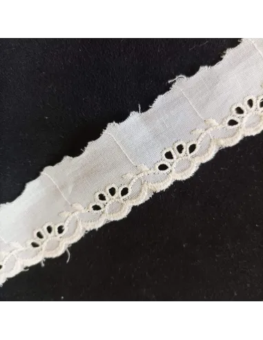 Ruban écru broderie anglaise