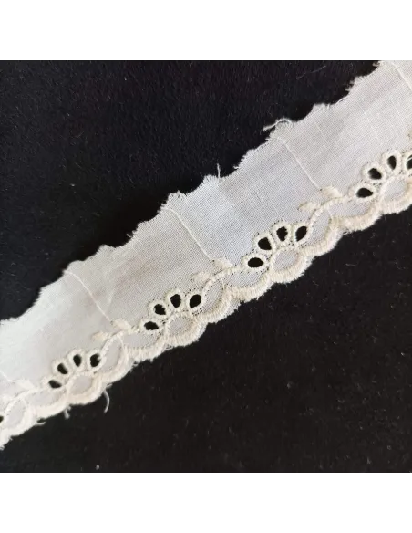Ruban écru broderie anglaise