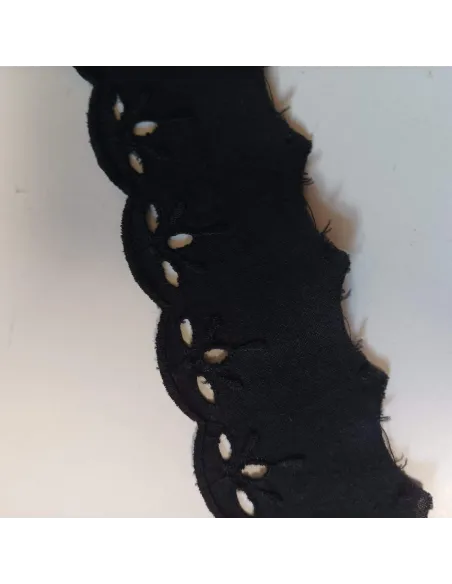 Ruban broderie anglaise noir