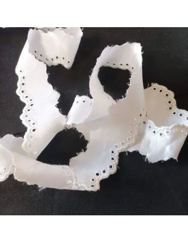 Ruban broderie anglaise blanc satiné
