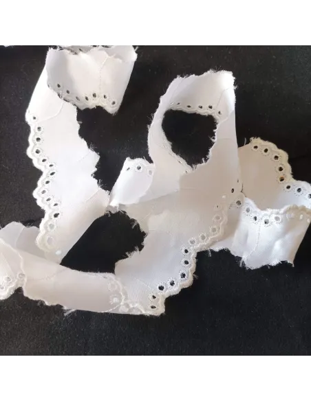 Ruban broderie anglaise blanc satiné