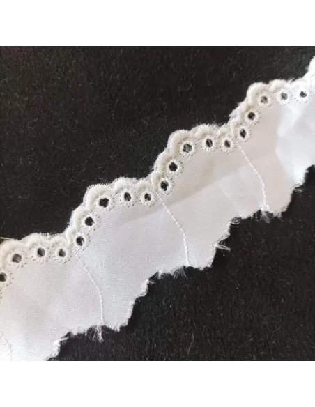 Ruban broderie anglaise blanc satiné