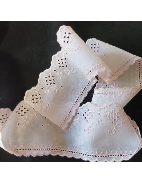 Ruban broderie anglaise rose