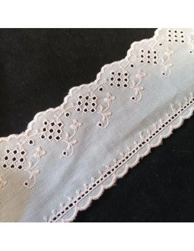 Ruban broderie anglaise rose