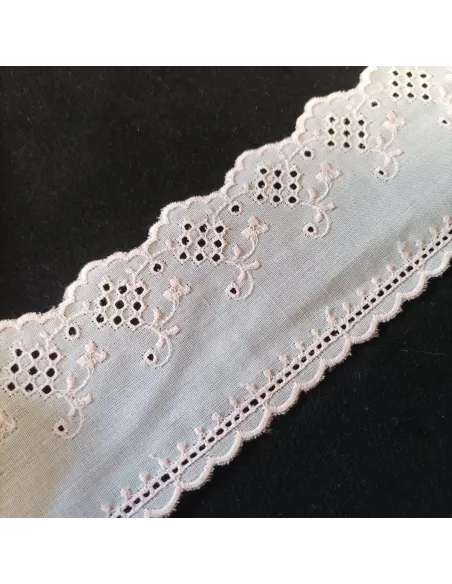 Ruban broderie anglaise rose