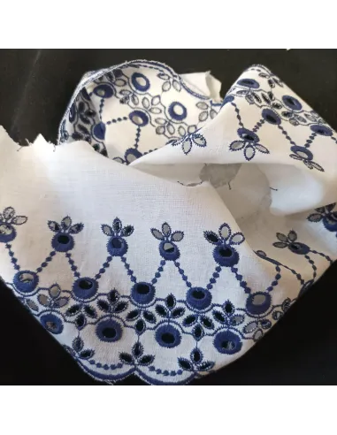 Ruban broderie anglaise blanc et bleu marine
