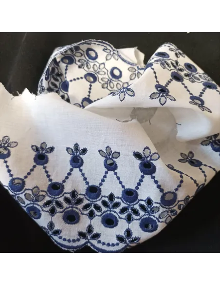 Ruban broderie anglaise blanc et bleu marine