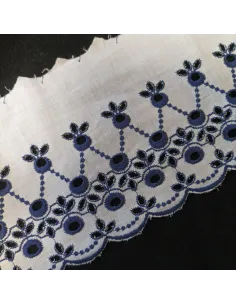 Ruban broderie anglaise blanc et bleu marine 2