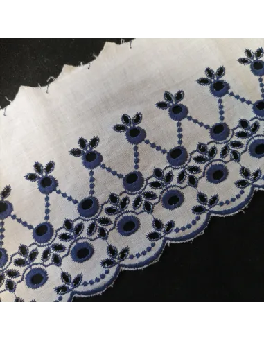 Ruban broderie anglaise blanc et bleu marine
