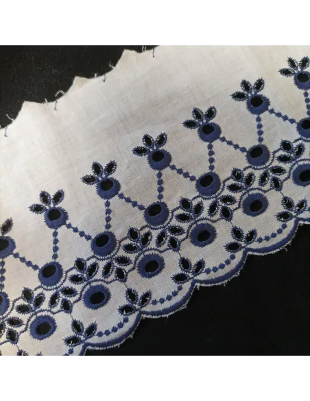 Ruban broderie anglaise blanc et bleu marine