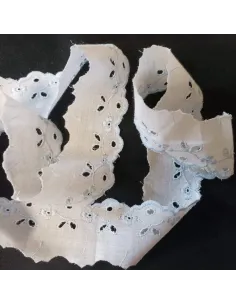 Ruban broderie anglaise blanc et bleu clair