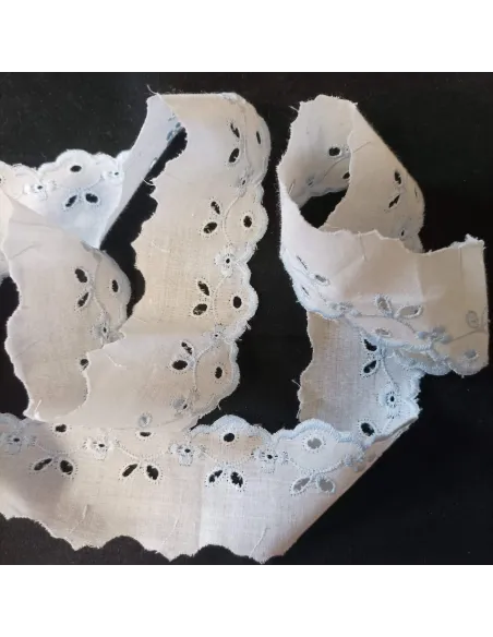 Ruban broderie anglaise blanc et bleu clair