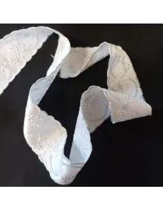 Ruban broderie anglaise blanc et bleu clair