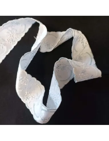 Ruban broderie anglaise blanc et bleu clair