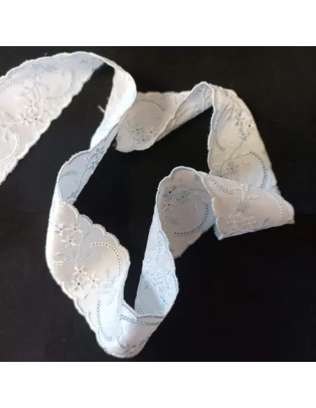 Ruban broderie anglaise blanc et bleu clair