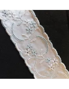Ruban broderie anglaise blanc et bleu clair 2