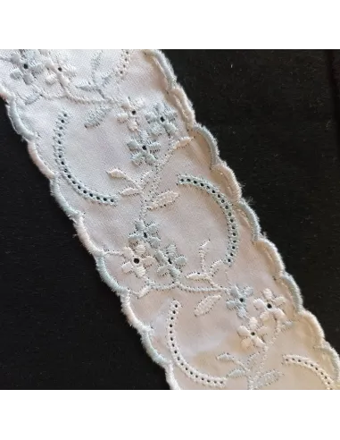 Ruban broderie anglaise blanc et bleu clair