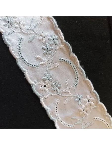 Ruban broderie anglaise blanc et bleu clair