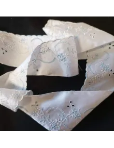 Ruban broderie anglaise satinée blanc et bleu clair