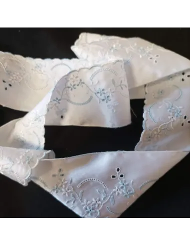 Ruban broderie anglaise satinée blanc et bleu clair