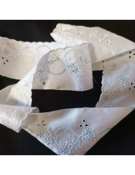 Ruban broderie anglaise satinée blanc et bleu clair