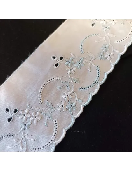 Ruban broderie anglaise satinée blanc et bleu clair