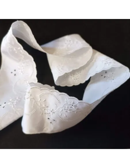 Ruban broderie anglaise satinée blanc