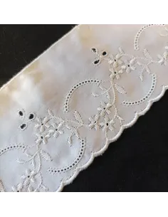 Ruban broderie anglaise satinée blanc 2