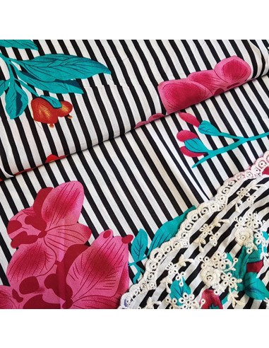 Tissu, Viscose Fleuri Brodée Rayures, Blanc et Noir Multicolore, Laize 150 cm, 100% Viscose