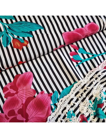 Tissu, Viscose Fleuri Brodée Rayures, Blanc et Noir Multicolore, Laize 150 cm, 100% Viscose