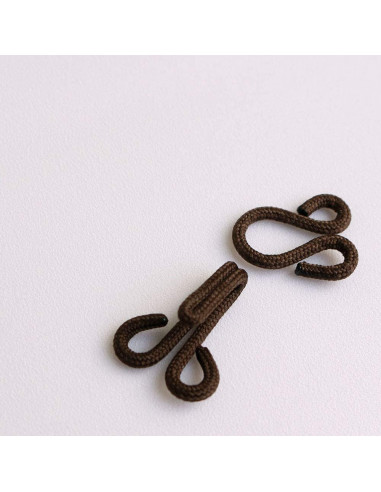 Agrafes et portes pour fourrures, marron