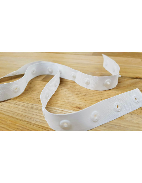 Boutons pression sur bande, blanc