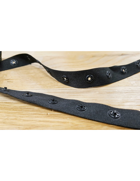 Boutons pression sur bande, noir