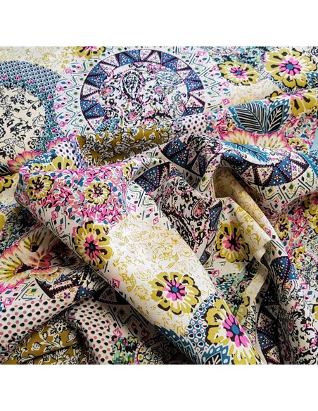 Tissu, Popeline de Coton Fleurie, Multicolore sur Fond Blanc, Laize 150 cm, 100% Coton 75g/m²