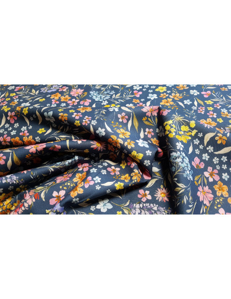 Popeline de coton, fleurs, rose sur fond bleu
