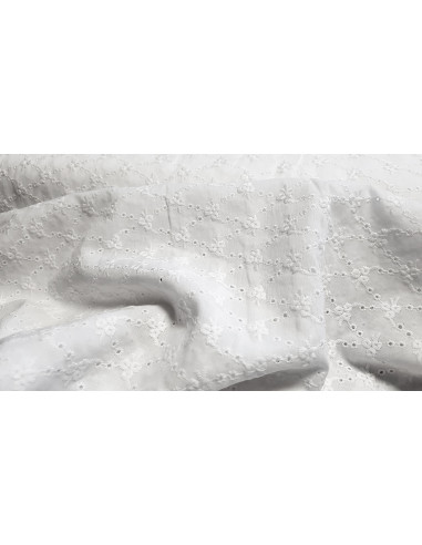 Broderie anglaise, petites fleurs, blanc