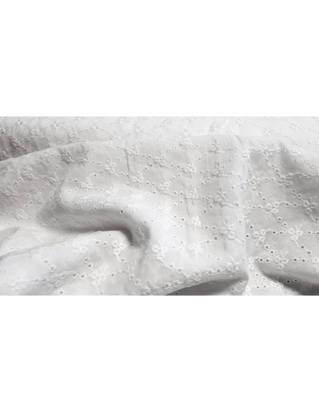 Broderie anglaise, petites fleurs, blanc