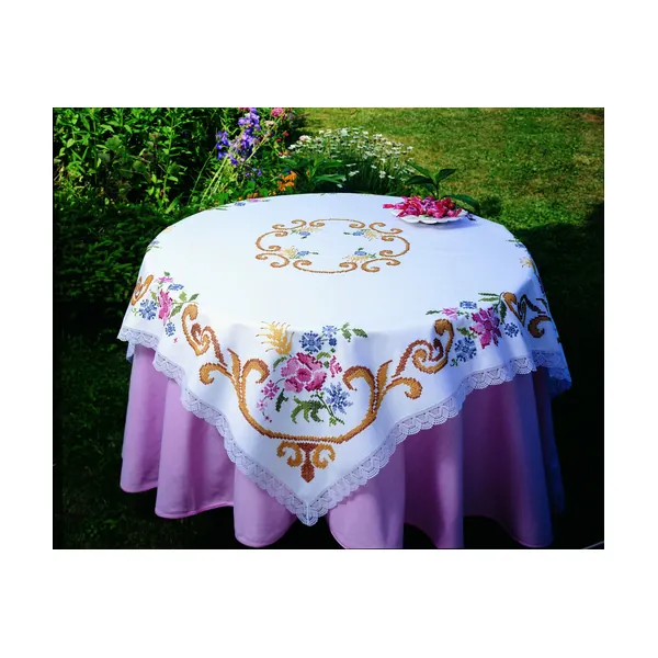 Nappe en linge de table à broder, bordure dentelle 120 par 120