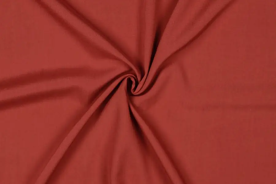 Rayons de tissus pliés par coloris dans la boutique