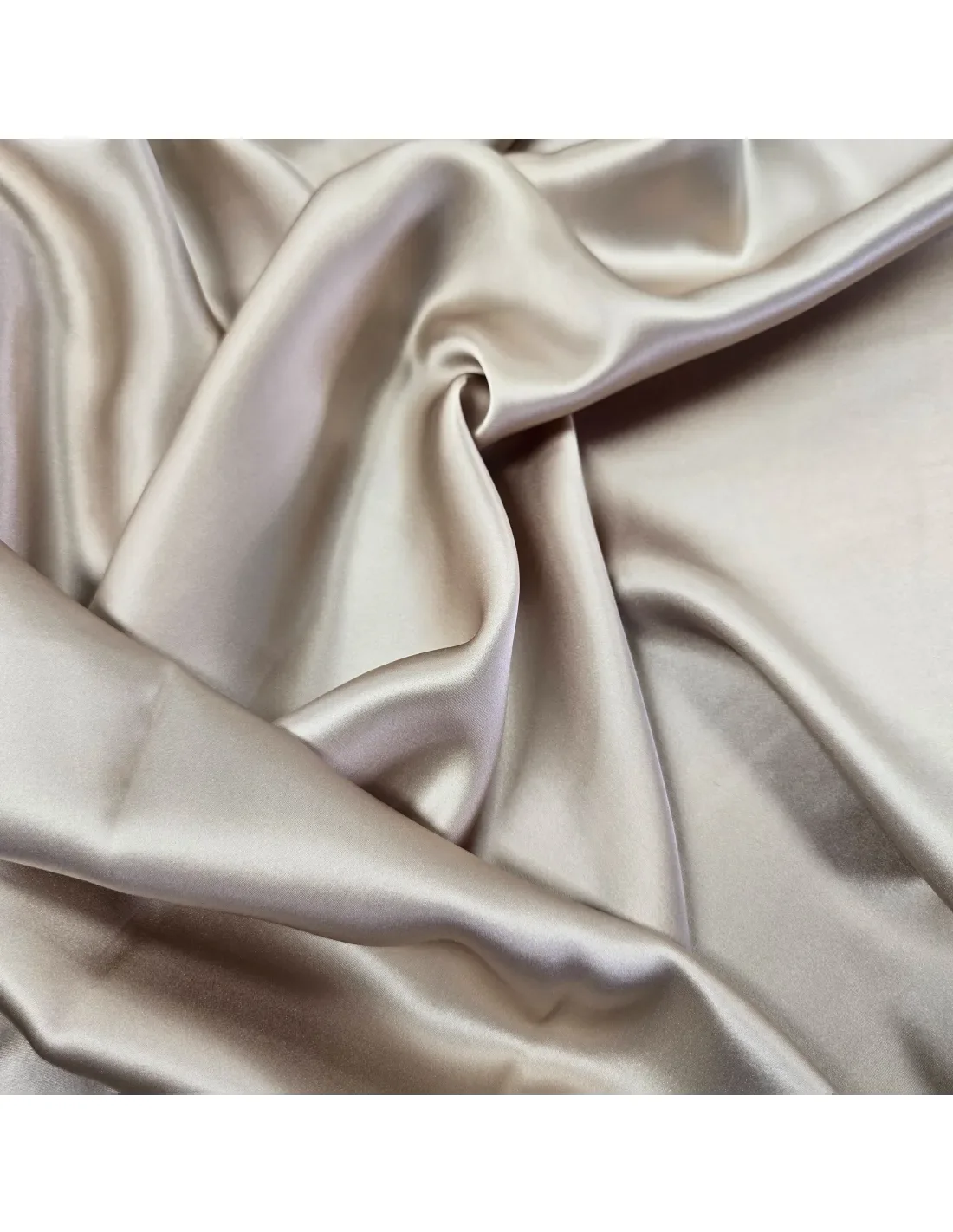Satin de soie véritable beige, tombé lumineux et reflets doux